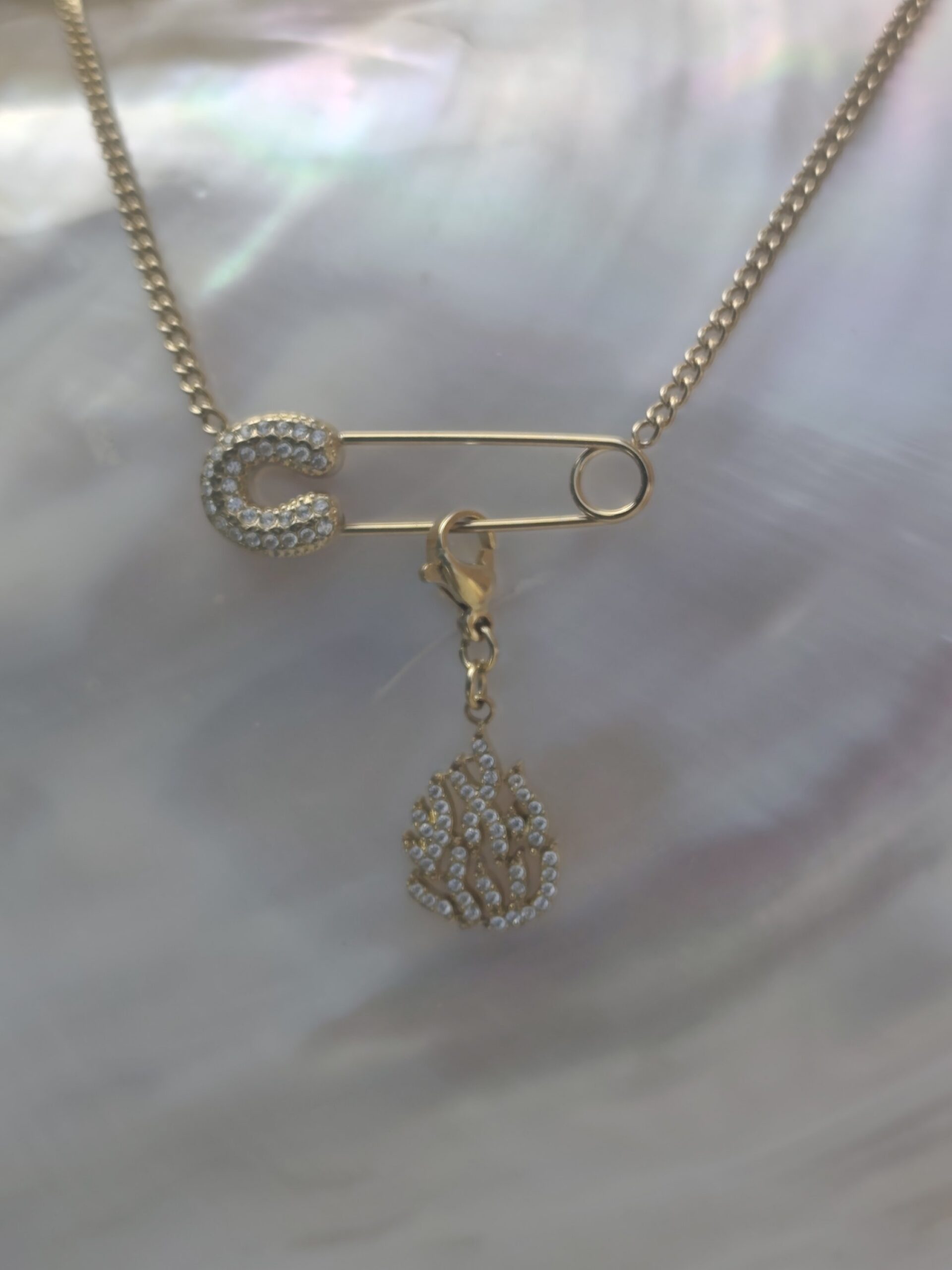 Collier épingle à nourrice