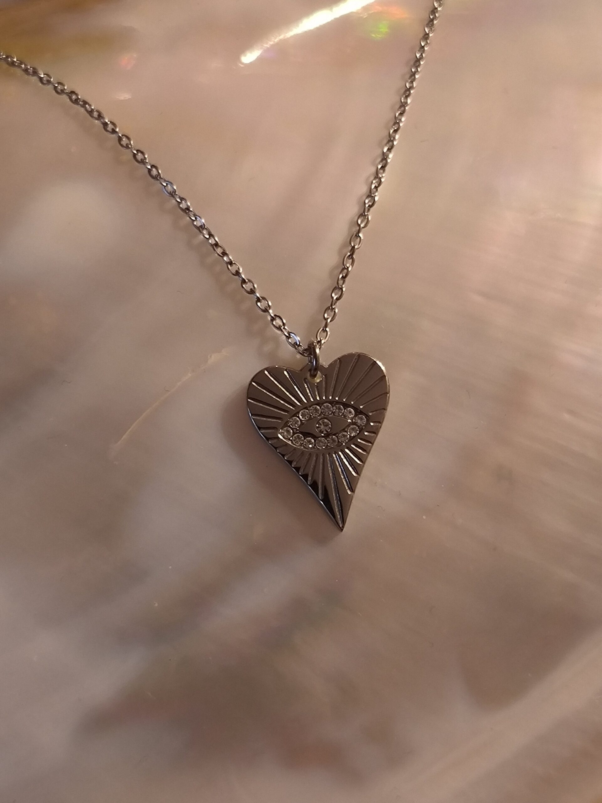 Collier coeur oeil