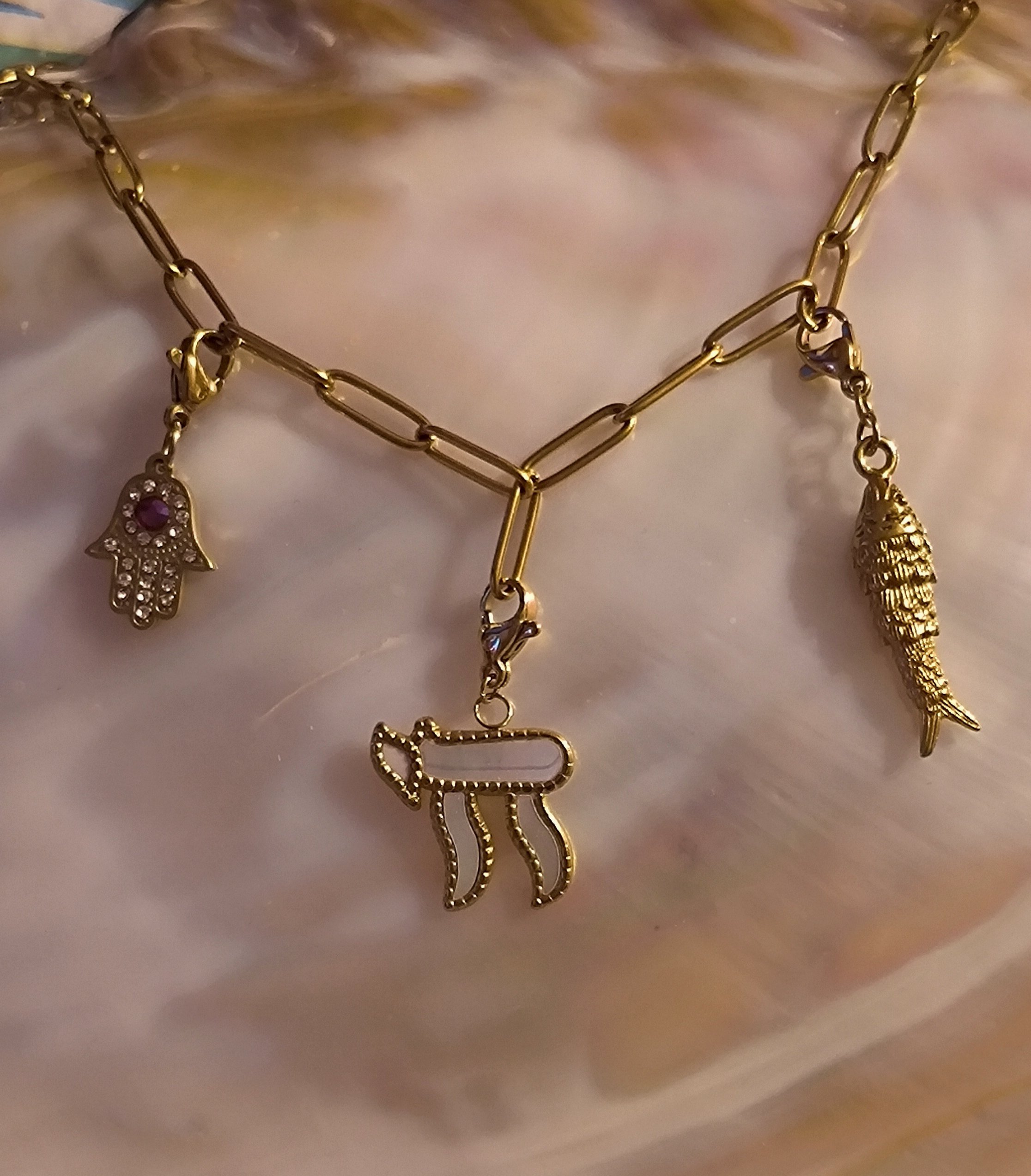 Collier charm Hai poisson main