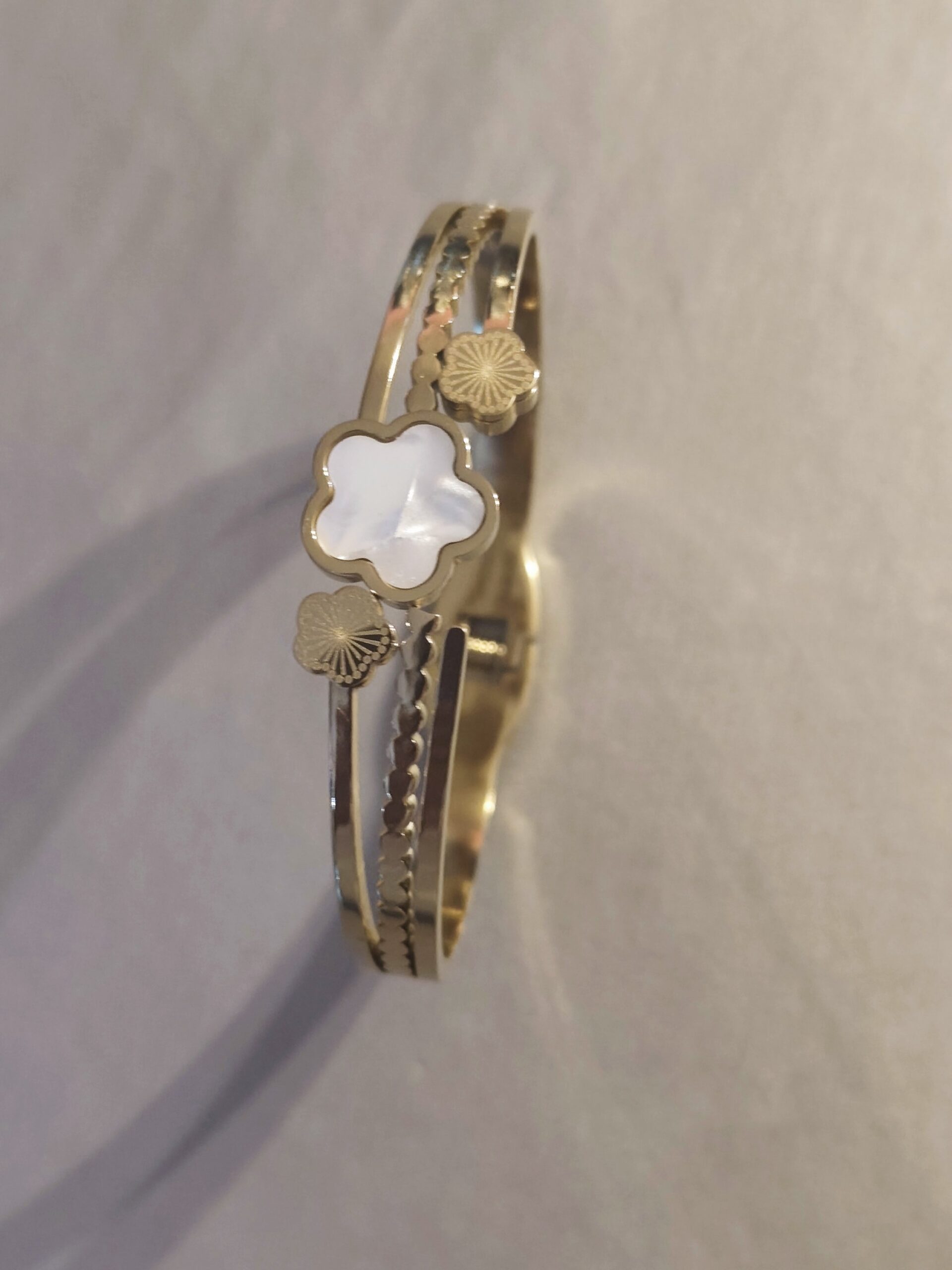 Bracelet jonc fleur nacré