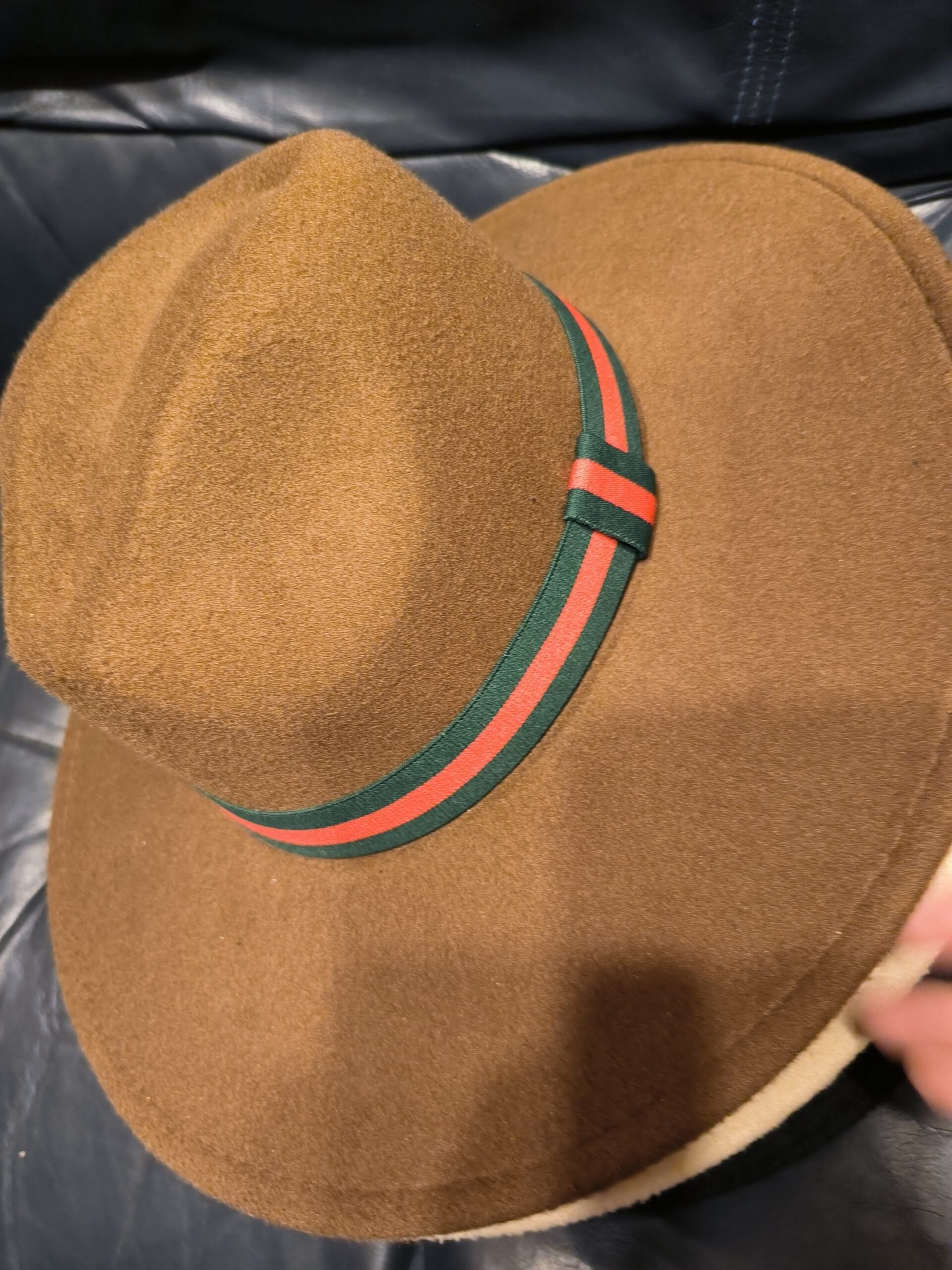 Chapeau trait vert et rouge