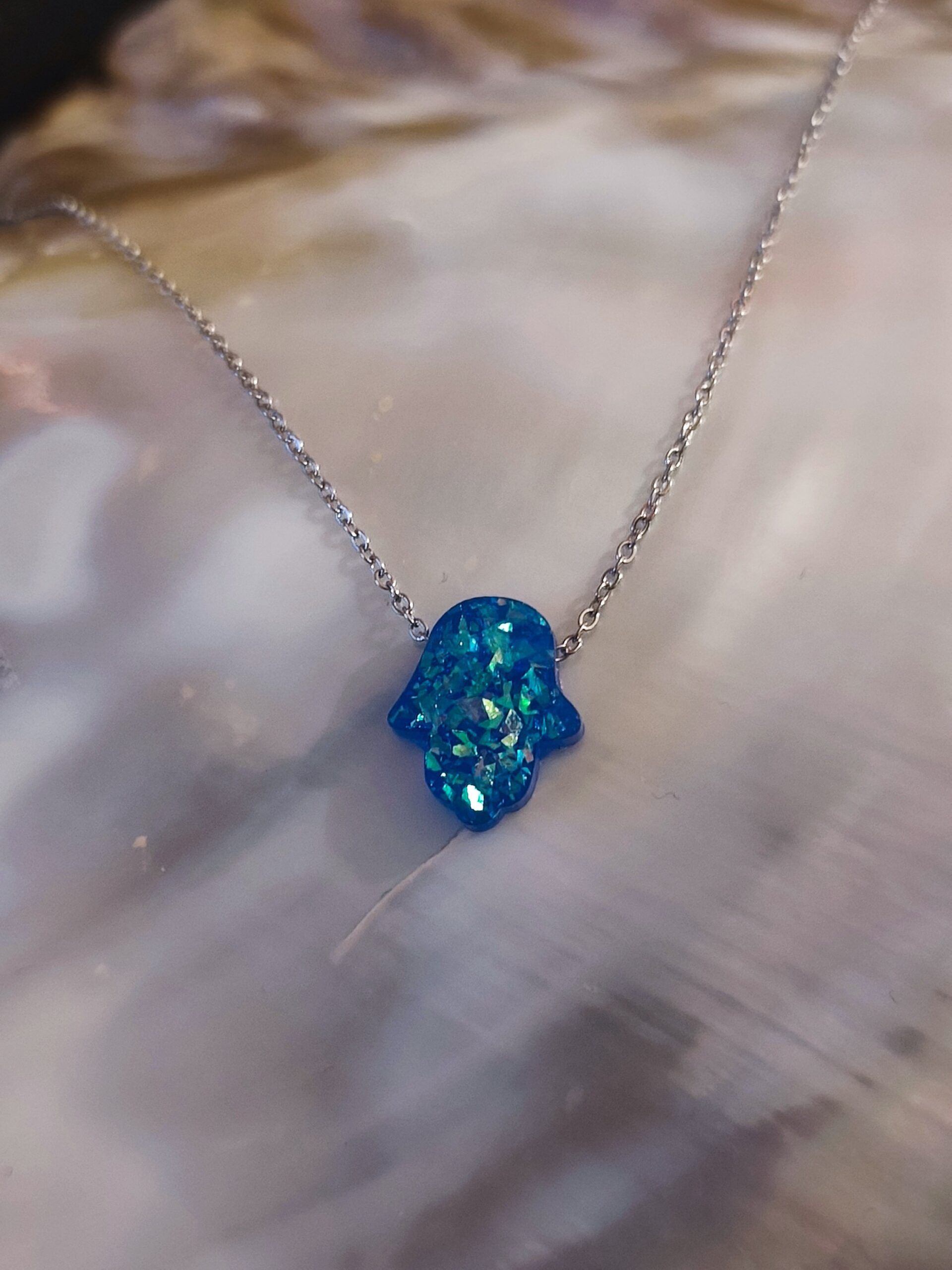 Collier main