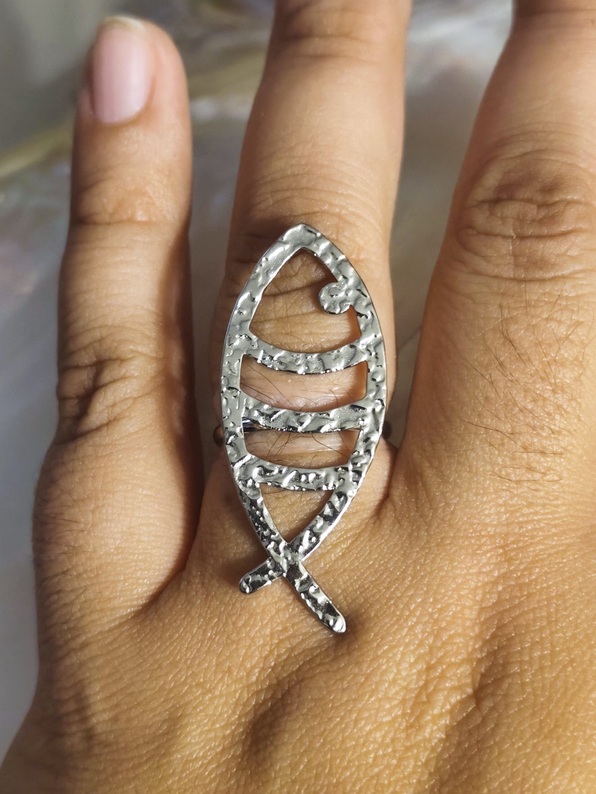Bague poisson martelé