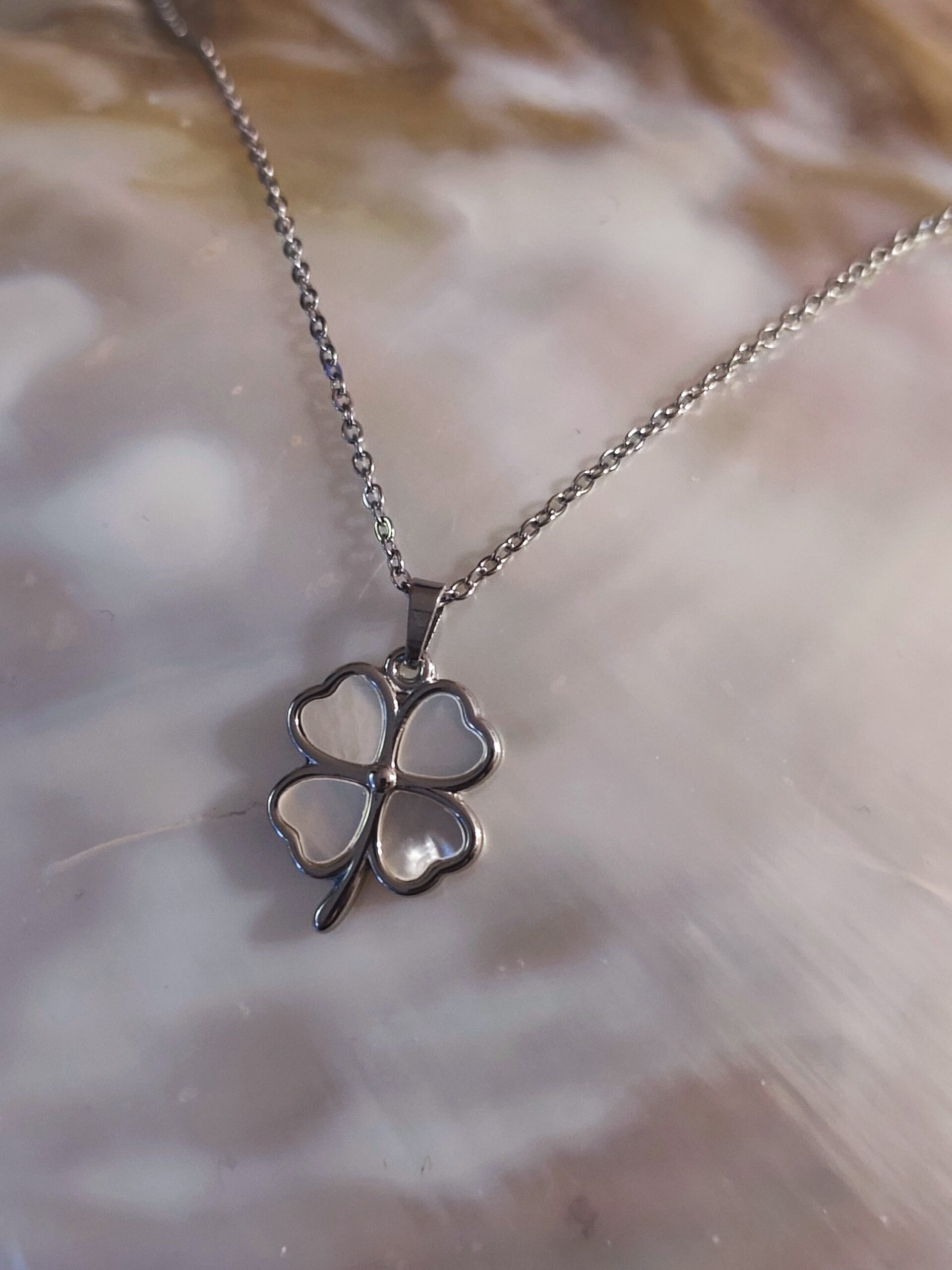 Collier trèfle nacré