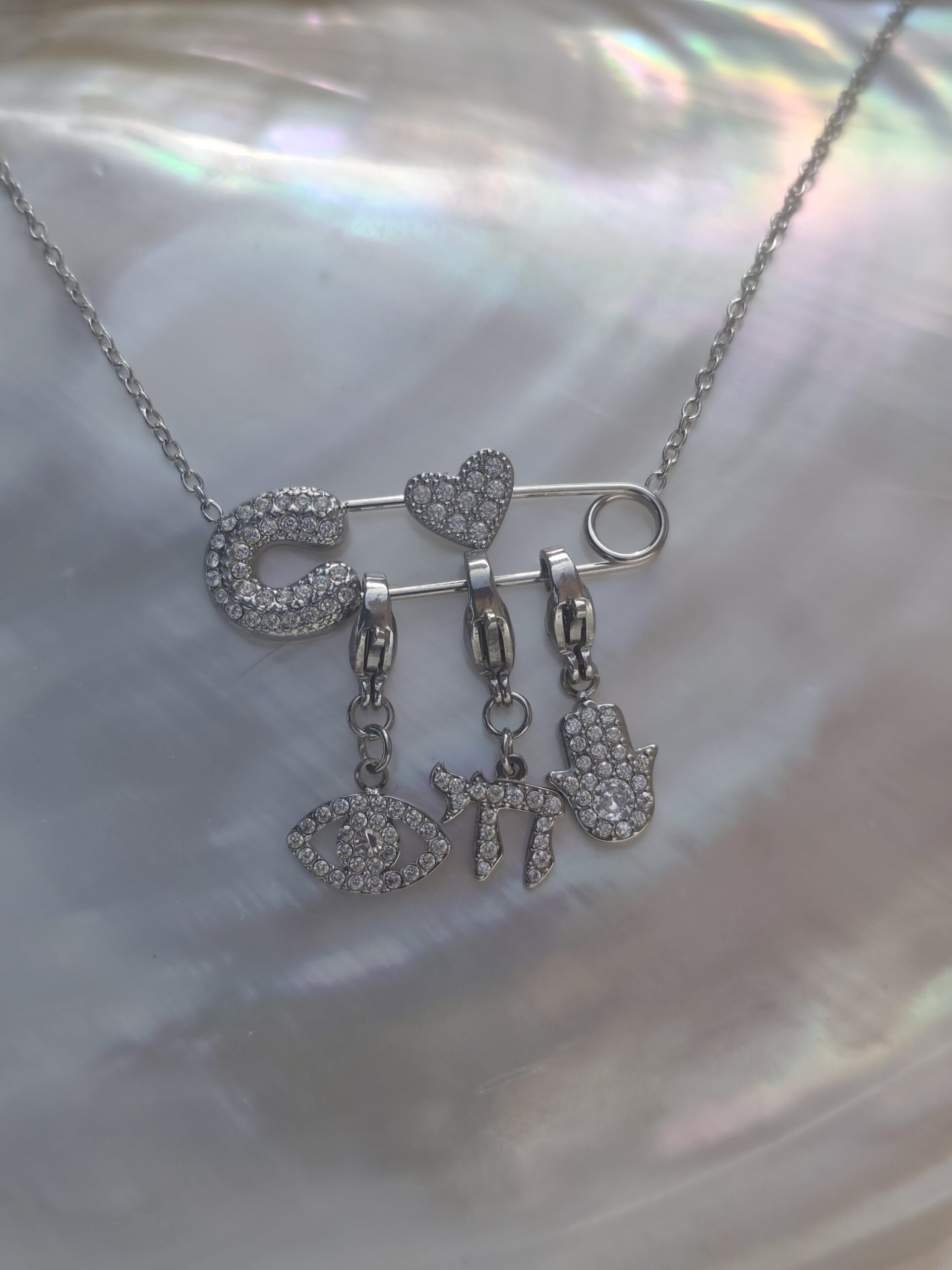 Collier épingle à nourrice avec charm