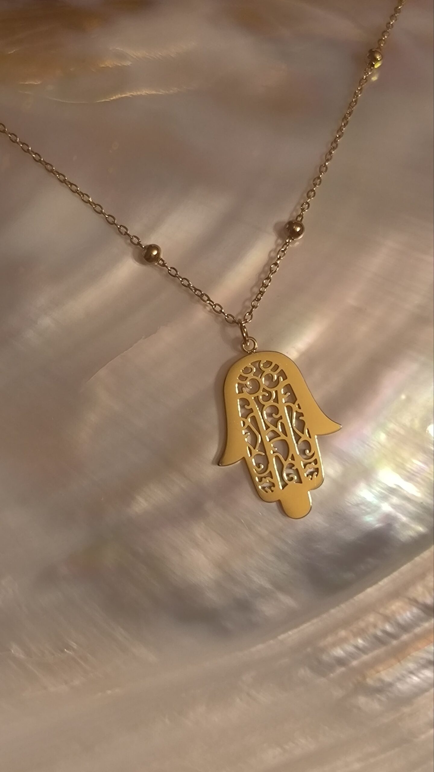 Collier main