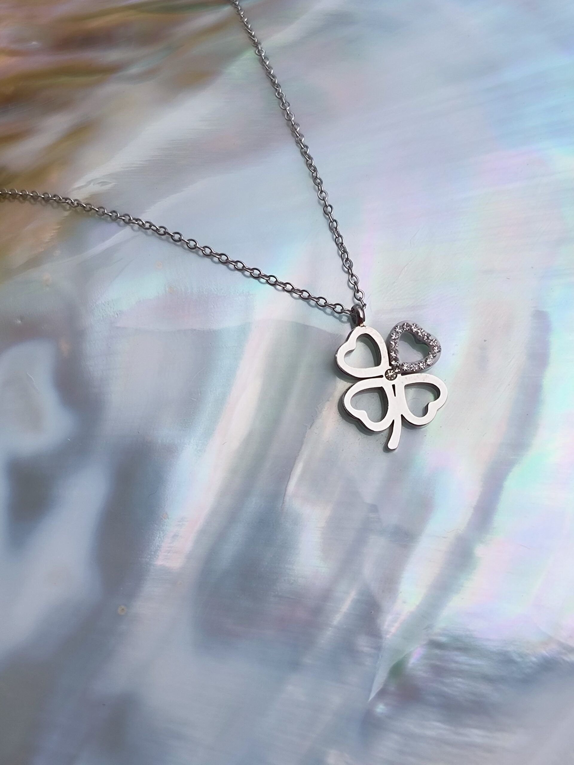 Collier trefle une petale diam's