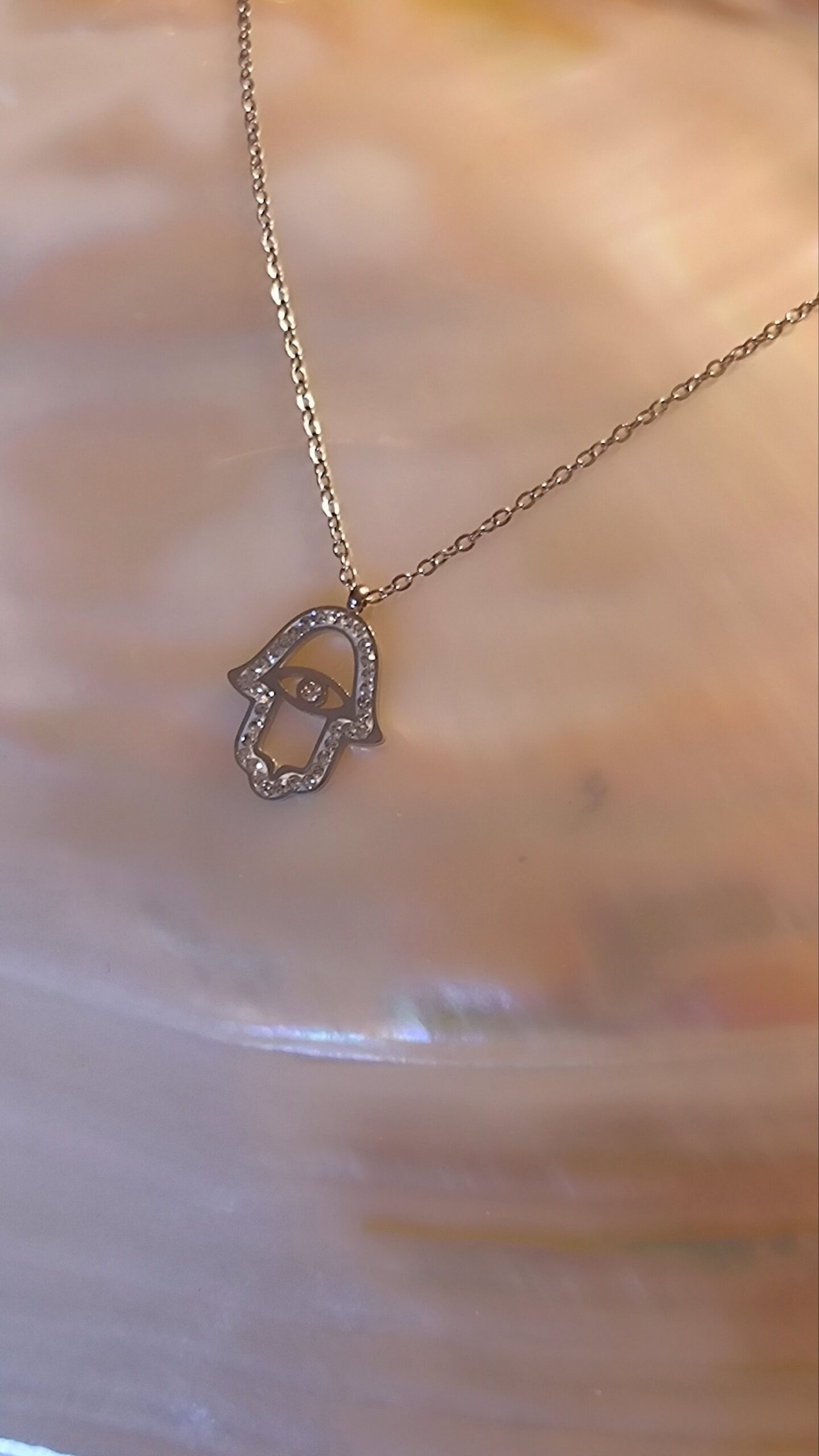 Collier main oeil