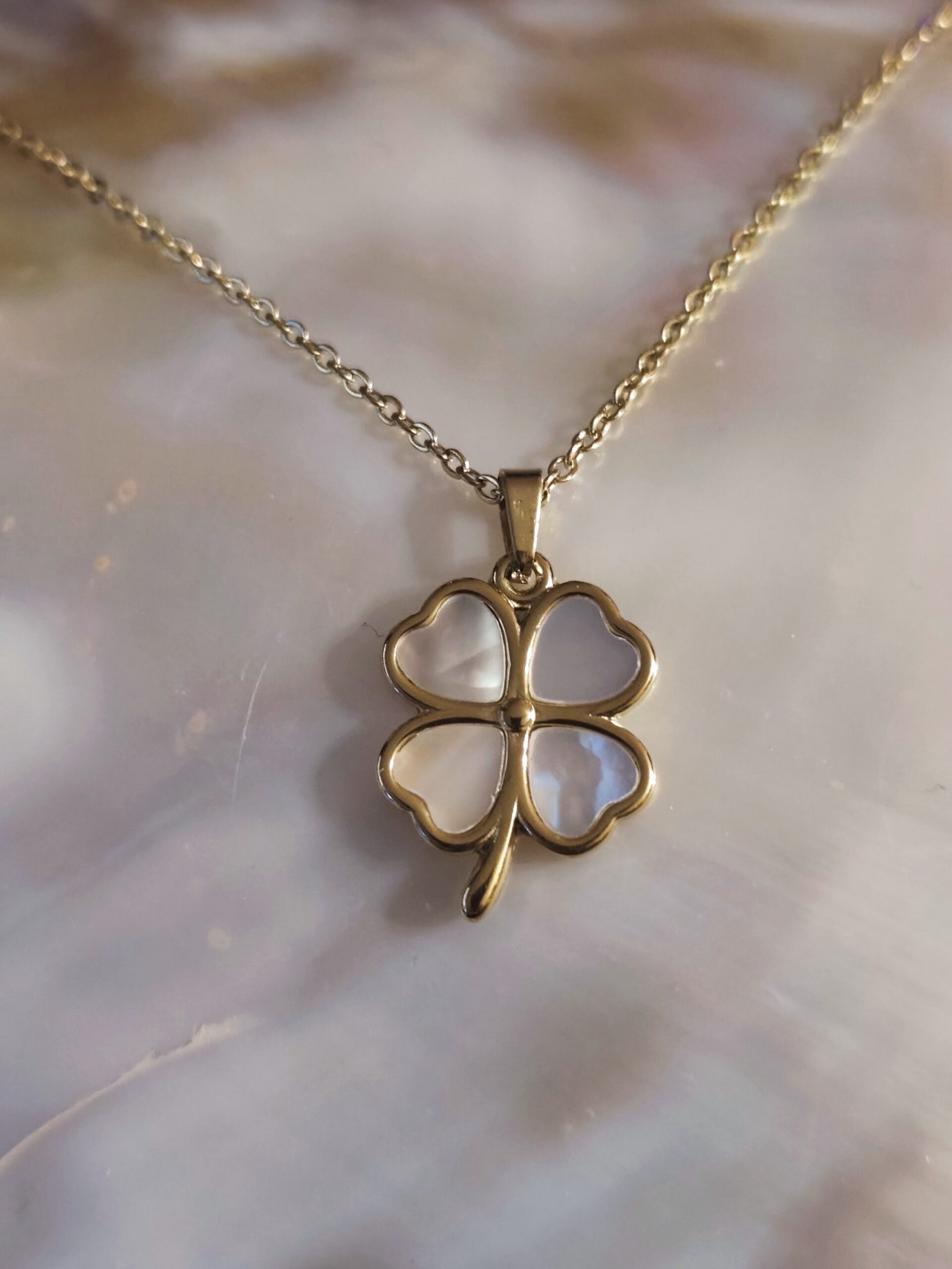Collier trèfle nacré