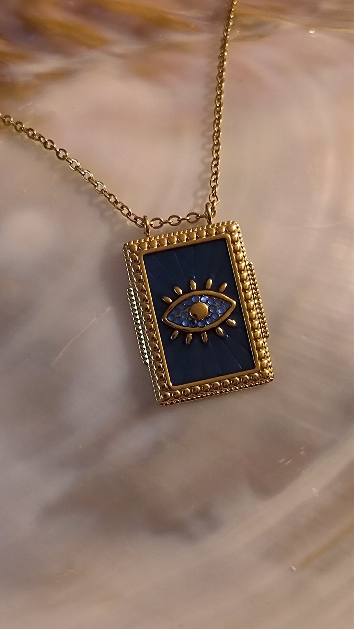Collier plaque oeil