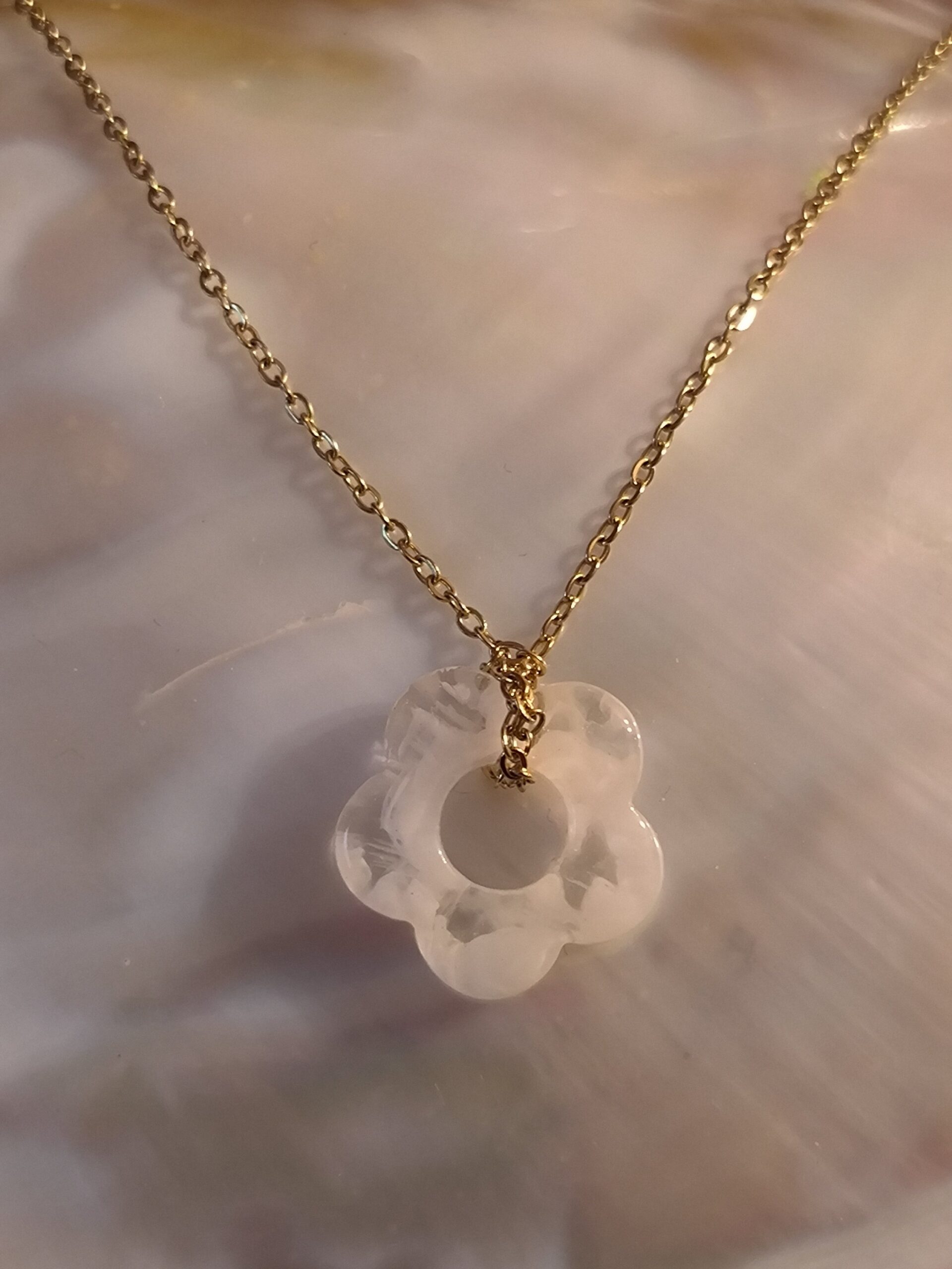 Collier fleur nacré